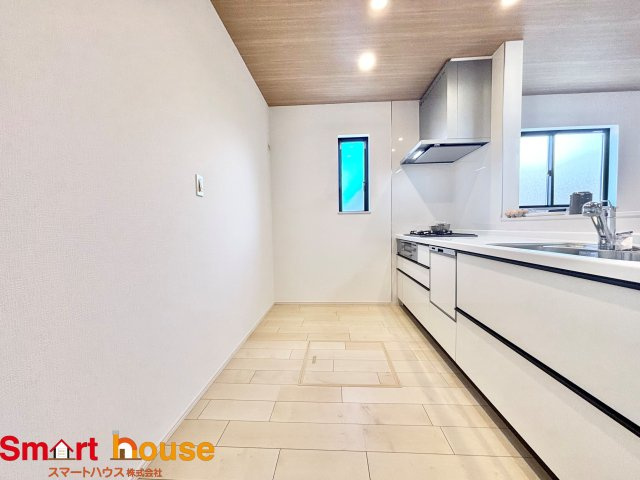 町田市原町田　新築４棟のキッチン|幅広いキッチンに冷蔵庫、カップボードなどを設置しても楽々と料理できます！
スペースにゆとりがあると気持ちもいいですね♪