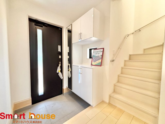 町田市原町田　新築４棟の玄関|住む人も来客も入った瞬間にワクワクさせてくれるオシャレな玄関♪
収納もたっぷりあるので、靴がたくさんあっても安心！
気持ちの良い朝は、毎日ここからスタートしていきます♪