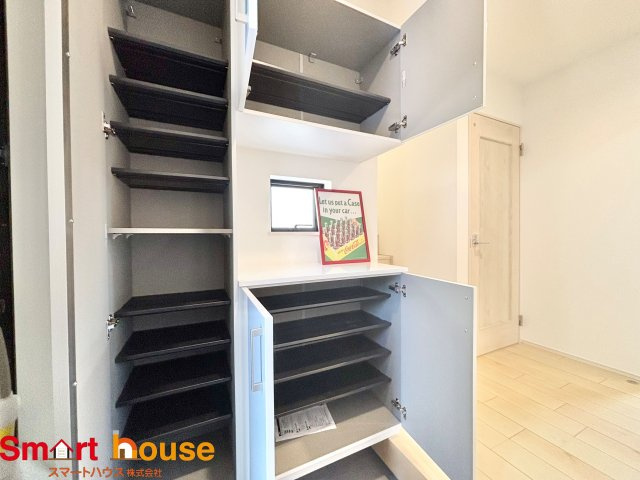 町田市原町田　新築４棟の玄関|大型のシューズボックスがあるだけで靴を収集している方も大家族でも安心！
置きっぱなしの靴を収納できるので玄関がスッキリ！