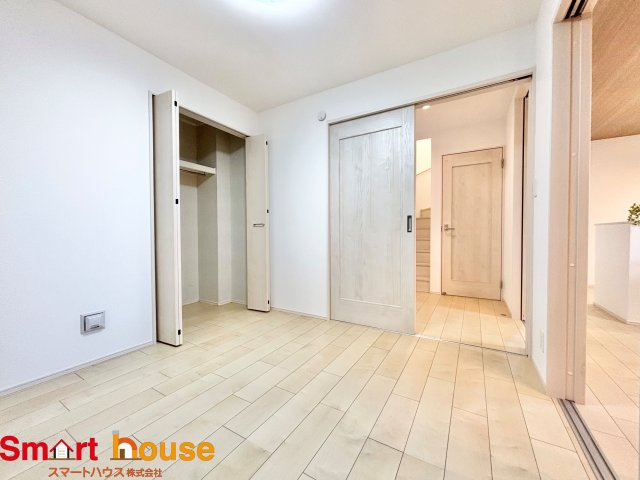 町田市原町田　新築４棟の洋室|木目のフローリングが暖かみのある室内に。明るい寝室で心地のいい朝を迎えられそう。