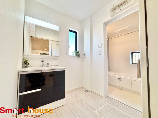 町田市原町田　新築４棟の浴室|ゆとりの洗面スペースで朝の身支度も快適スムーズに。３面鏡で髪のセットやお化粧もストレスなくこなせ、朝から気分良く通勤通学に向かえそうですね！鏡の裏にはたっぷりと収納スペースを標準装備！