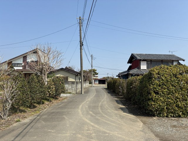 〈調整区域〉約226坪。建替え時に都市計画法43条1項建築許可が必要です。の前面道路含む現地写真