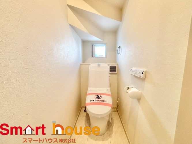 相模原市中央区上溝　新築2棟のトイレ|節水型でエコなトイレには、今では当たり前のウォシュレット付き。便座を温める機能もついていて、居心地良くてトイレから出られなくなるかも！換気用に換気扇はもちろん、窓も着いているので常に快適ですね♪