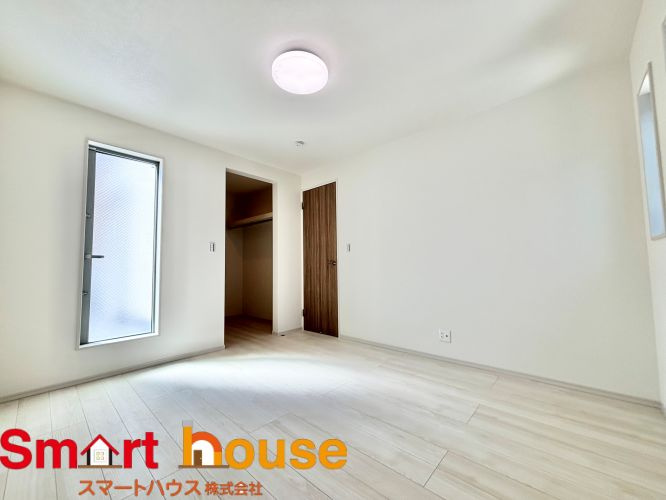 相模原市中央区上溝　新築2棟の洋室|広々とした居住空間は日々の暮らしを彩り、心のやすらぎと満足感を与えてくれます。通風と採光を考慮した設計は子供たちはのびのび育ち、家族でくつろぎと団らんを生み出します。