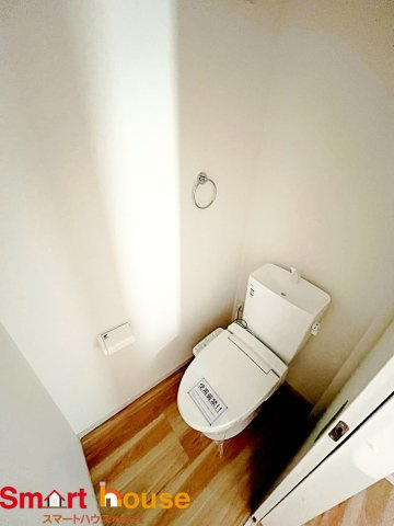 東京都八王子市緑町　新築3棟のトイレ|節水型でエコなトイレには、今では当たり前のウォシュレット付き。便座を温める機能もついていて、居心地良くてトイレから出られなくなるかも！換気用に換気扇はもちろん、窓も着いているので常に快適ですね♪
