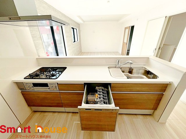 東京都八王子市緑町　新築3棟のキッチン|大容量収納付きキッチンは、調味料などをスッキリさせ綺麗な空間で気持のいい料理を手助けします！
