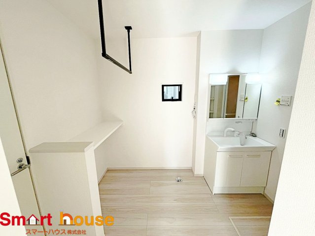 東京都八王子市緑町　新築3棟のランドリースペース|独立したランドリースペースは洗濯が楽になります！それだけではなくお風呂上りに独立したランドリースペースで人目を気にせずフェイスケアなどもできます♪
