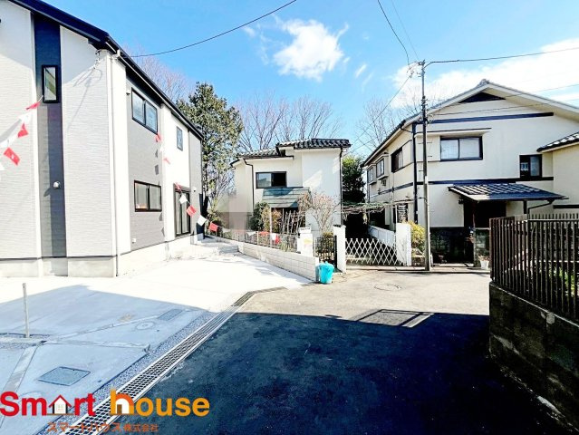 東京都八王子市緑町　新築3棟の前面道路含む現地写真|お住まいの前面道路が広いと駐車が楽になり、陽当たりも遮られないので明るく居心地の良いお家になります♪
