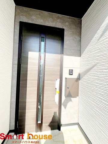 東京都八王子市緑町　新築3棟の玄関|上質感漂う玄関へのアプローチ。居住者の帰り、訪れる方を優しく迎える・安らぎに満ちた生活空間を予感させる。健やかな暮らしを楽しめそう
