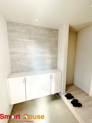 東京都八王子市緑町　新築3棟の玄関|シンプル且つモダンなエントランス＆ホール。ゆとりを感じさせる上質で明るい空間が住む人や訪れる人を心地よく迎え入れてくれます。
