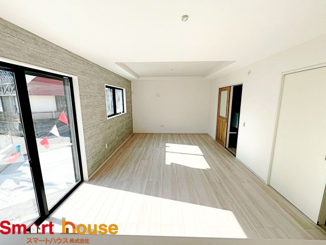 東京都八王子市緑町　新築3棟の居間・リビング|オープンでのびやかな空間を生み出す、こだわりの広がりとゆとり。家族と過ごす時間を大切にしたい方にぴったりの明るくゆとりある住空間です。
