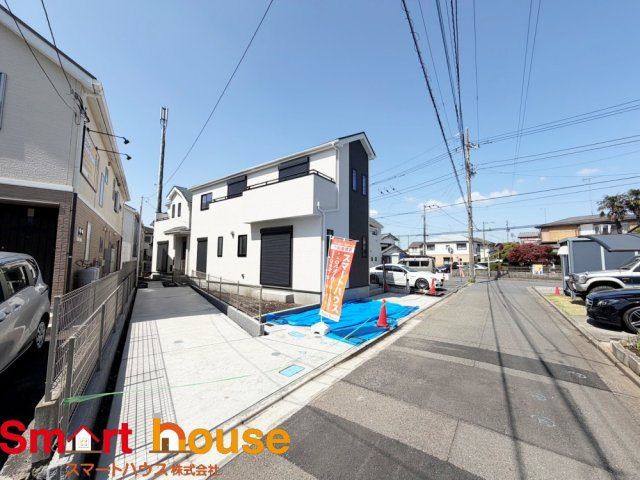 相模原市南区御園5丁目　新築全4棟の前面道路含む現地写真|外壁が周囲の街並みと青空に生えるお洒落な仕上がり！周囲には高い建物のないエリア。青い空が大きく感じますね。