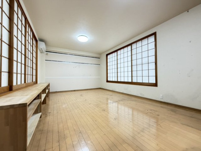 【洋室】 | 小山元町 戸建 | 広々した2階洋室。