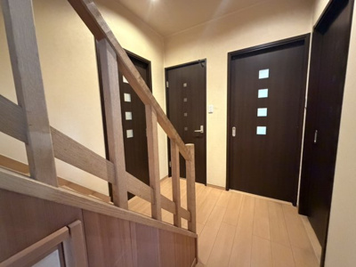 【その他】 | 小山元町 戸建 | １階、階段ホール