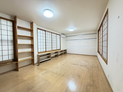 【洋室】 | 小山元町 戸建 | 広々16帖の2階洋室。