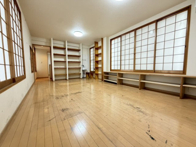 【洋室】 | 小山元町 戸建 | 広々16帖の2階洋室。