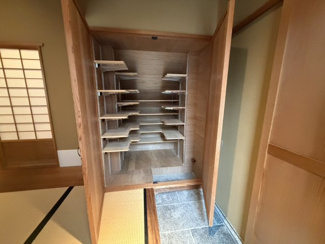 【収納】 | 小山元町 戸建 | 1階和室に備え付けられた棚