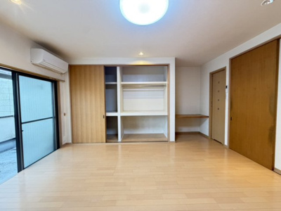 【洋室】 | 小山元町 戸建 | 広々としたクローゼットで、収納スペースも充実しています。