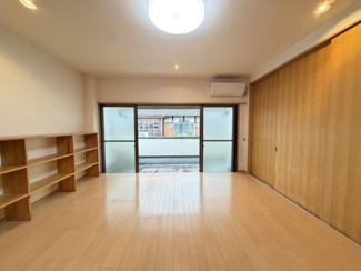 【洋室】 | 小山元町 戸建 | 2階洋室からバルコニーを眺める。