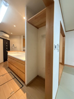 【キッチン】 | 小山元町 戸建 | 冷蔵庫が収まります。