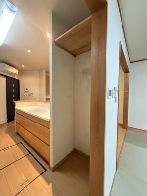 【キッチン】 | 小山元町 戸建 | 冷蔵庫が収まります。