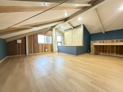 【その他】 | 小山元町 戸建 | 収納力のある屋根裏。窓もあります♪