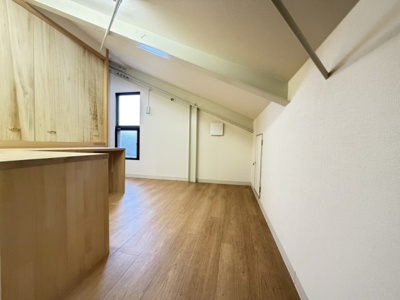 【その他】 | 小山元町 戸建 | 屋根裏にも棚があります。