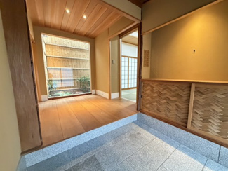 【玄関】 | 小山元町 戸建 | 玄関を入ると坪庭がお出迎え。