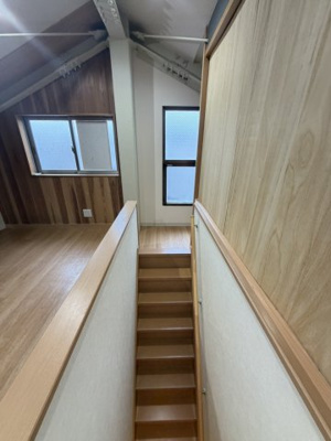 【その他】 | 小山元町 戸建 | 屋根裏には備え付けの階段で上がります。