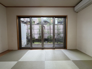 【和室】 | 小山元町 戸建 | リビング奥和室。縁側越しに裏庭を愉しむことができます♪