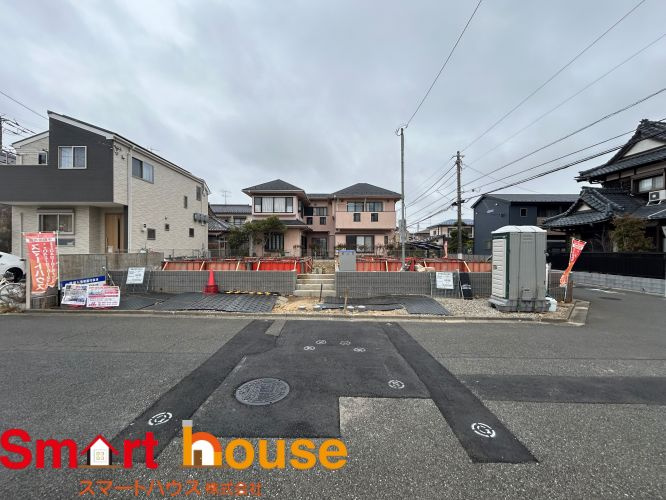 横浜市港南区日限山３丁目　新築2棟の前面道路含む現地写真