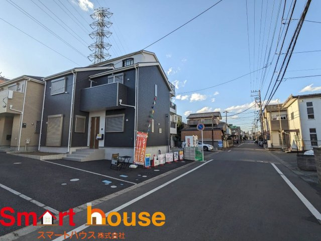 中央区共和　新築戸建ての前面道路含む現地写真|お住まいの前面道路が広いと駐車が楽になり、陽当たりも遮られないので明るく居心地の良いお家になります♪