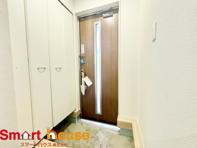 中央区共和　新築戸建ての玄関|住む人も来客も入った瞬間にワクワクさせてくれるオシャレな玄関♪
収納もたっぷりあるので、靴がたくさんあっても安心！
気持ちの良い朝は、毎日ここからスタートしていきます♪