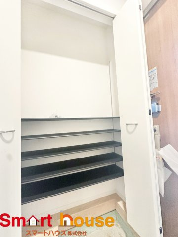 中央区共和　新築戸建ての玄関|大型のシューズボックスがあるだけで靴を収集している方も大家族でも安心！
置きっぱなしの靴を収納できるので玄関がスッキリ！