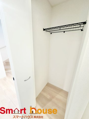 中央区共和　新築戸建ての収納|クローゼットがあるだけでシャレの楽しみも増えますね♪
お洋服だけではなく普段使わない物などをしまえるので部屋も気持ちもスッキリ！