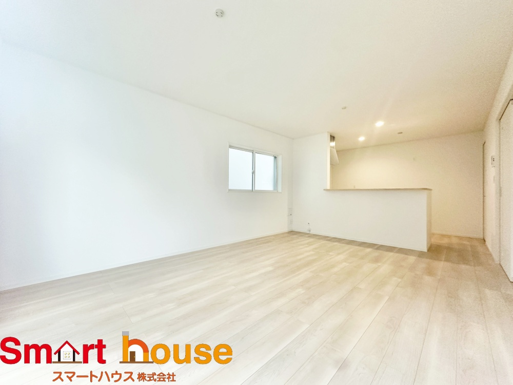 中央区共和　新築戸建ての居間・リビング|導線もしっかりと取れている間取りなので、ダイニングテーブルやソファー、ローテーブルなどの家具もしっかりと配置できます。ゆったりとした広さの空間でご家族だんらんの時間をお過ごしください。