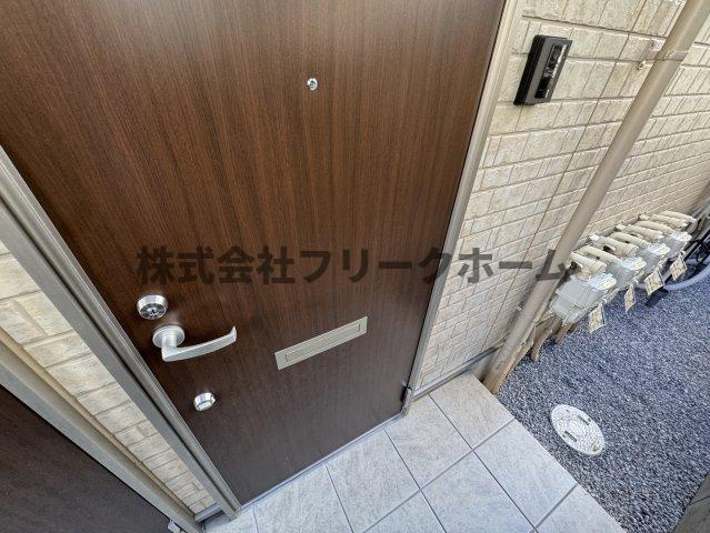 三鷹市上連雀２丁目のアパートの玄関