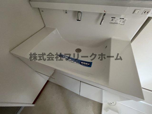 三鷹市上連雀２丁目のアパートの独立洗面台