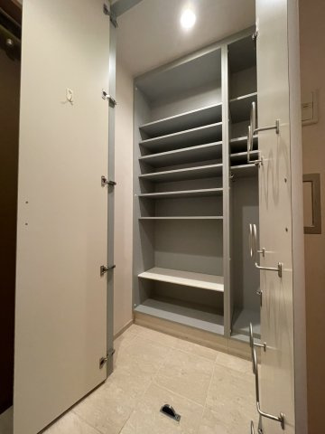 アルファステイツ市駅前の収納|便利なシューズクロークです