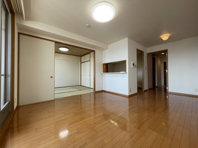 アルファステイツ市駅前の居間・リビング|リビング横には和室があります