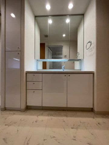 アルファステイツ市駅前の洗面所|清潔感のある洗面化粧台です