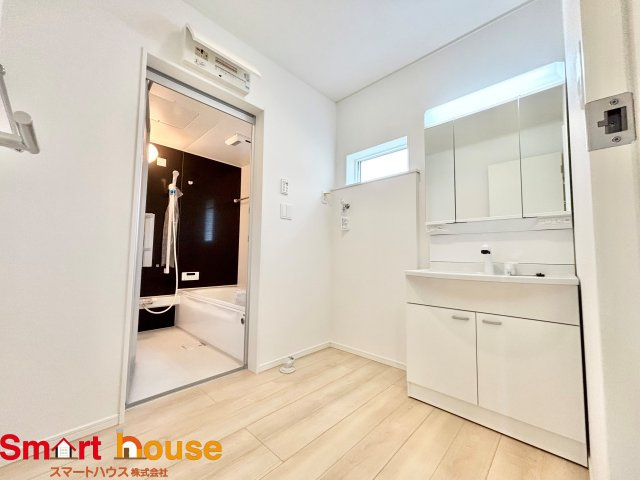 相模原市中央区上溝第140　全4棟の独立洗面台|ゆとりの洗面スペースで朝の身支度も快適スムーズに。３面鏡で髪のセットやお化粧もストレスなくこなせ、朝から気分良く通勤通学に向かえそうですね！鏡の裏にはたっぷりと収納スペースを標準装備！