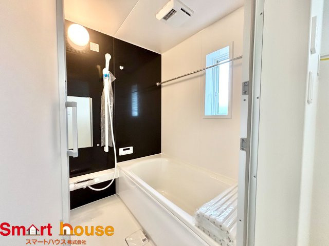 相模原市中央区上溝第140　全4棟の浴室|一日の疲れを癒してくれる場所なので、快適に過ごして頂く為にゆったりサイズのバスタブを用意しました。是非半身浴をお楽しみ下さい。空気が籠らない様に小窓も設置しております。