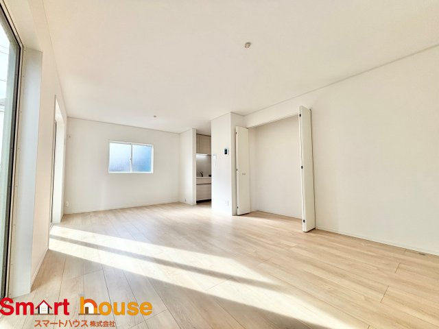 相模原市中央区上溝第140　全4棟の居間・リビング|ご家族みんなで長い時間を過ごすリビングは一番居心地のいいものであって欲しいですね。開放感のある広々リビングに光と風を呼び込みます。収納も多く快適な住空間を実現します。