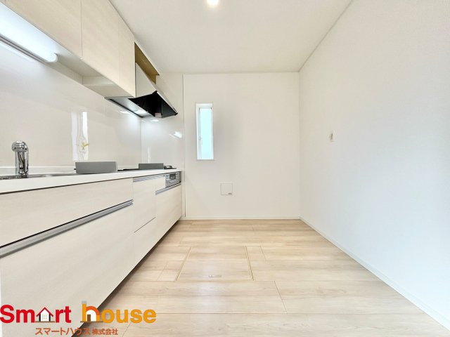 相模原市中央区上溝第140　全4棟のキッチン|幅広いキッチンに冷蔵庫、カップボードなどを設置しても楽々と料理できます！
スペースにゆとりがあると気持ちもいいですね♪