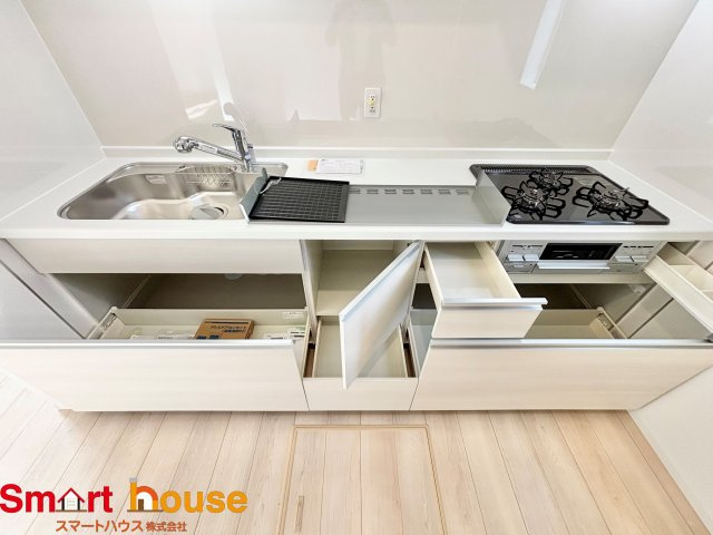 相模原市中央区上溝第140　全4棟のキッチン|大容量収納付きキッチンは、調味料などをスッキリさせ綺麗な空間で気持のいい料理を手助けします！