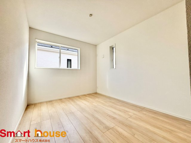 相模原市中央区上溝第140　全4棟の洋室|木目のフローリングが暖かみのある室内に。明るい寝室で心地のいい朝を迎えられそう。