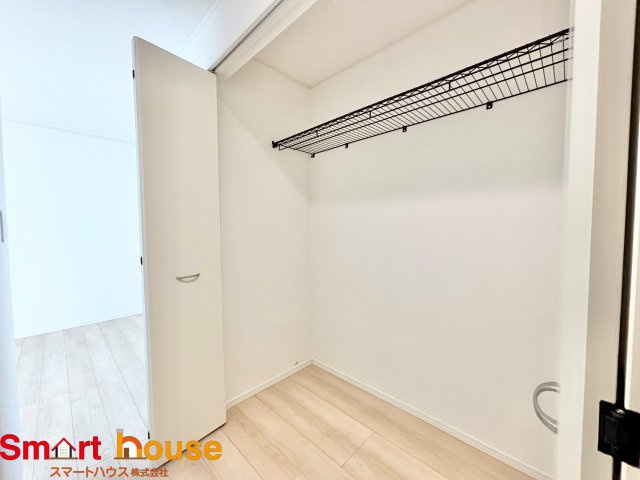 相模原市中央区上溝第140　全4棟の収納|お洋服以外にも掃除機やスーツケースなどを一箇所に集約できるのは魅力ですね！
扉が一箇所ですので、お部屋の見た目にもスッキリ！