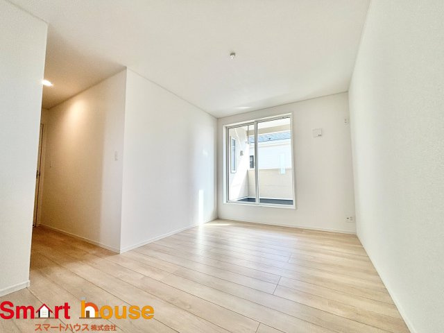 相模原市中央区上溝第140　全4棟の洋室|大きな窓からたっぷりの日差しが降り注ぐ明るい室内です。気持ちの良い朝日を受けて、目覚めの良い健康的な朝を迎えられそうです。 