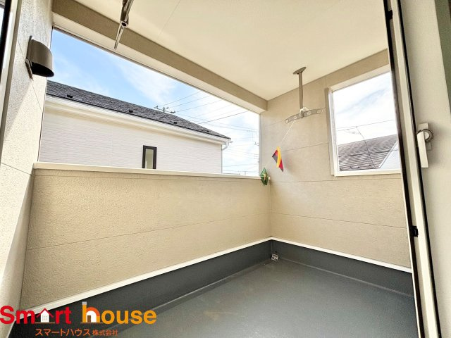 相模原市中央区上溝第140　全4棟のバルコニー|陽当りの良いバルコニーは、物干しセットを追加すれば、一度にたくさんのお洗濯物が干せるのが魅力！バルコニーは洗濯物を干すだけの場所じゃなく、家族のゆとりのある時間を演出するプライベート空間。